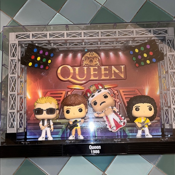 Funko Pop Queen Wembley Stadium Deluxe Vinyl Moment - collectors piece - Picture 4 of 8